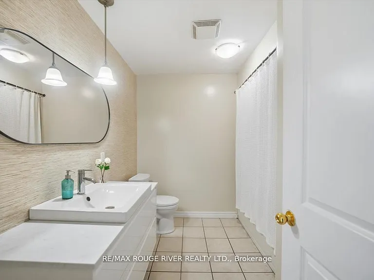 135 James St S #1401 — Photo 16