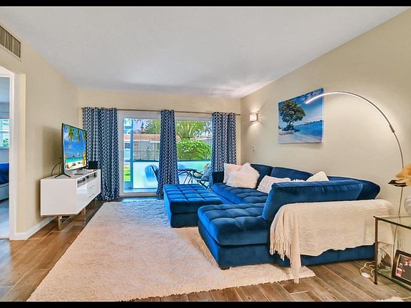 3rd image of 1432 S Lakeside Dr APT 2