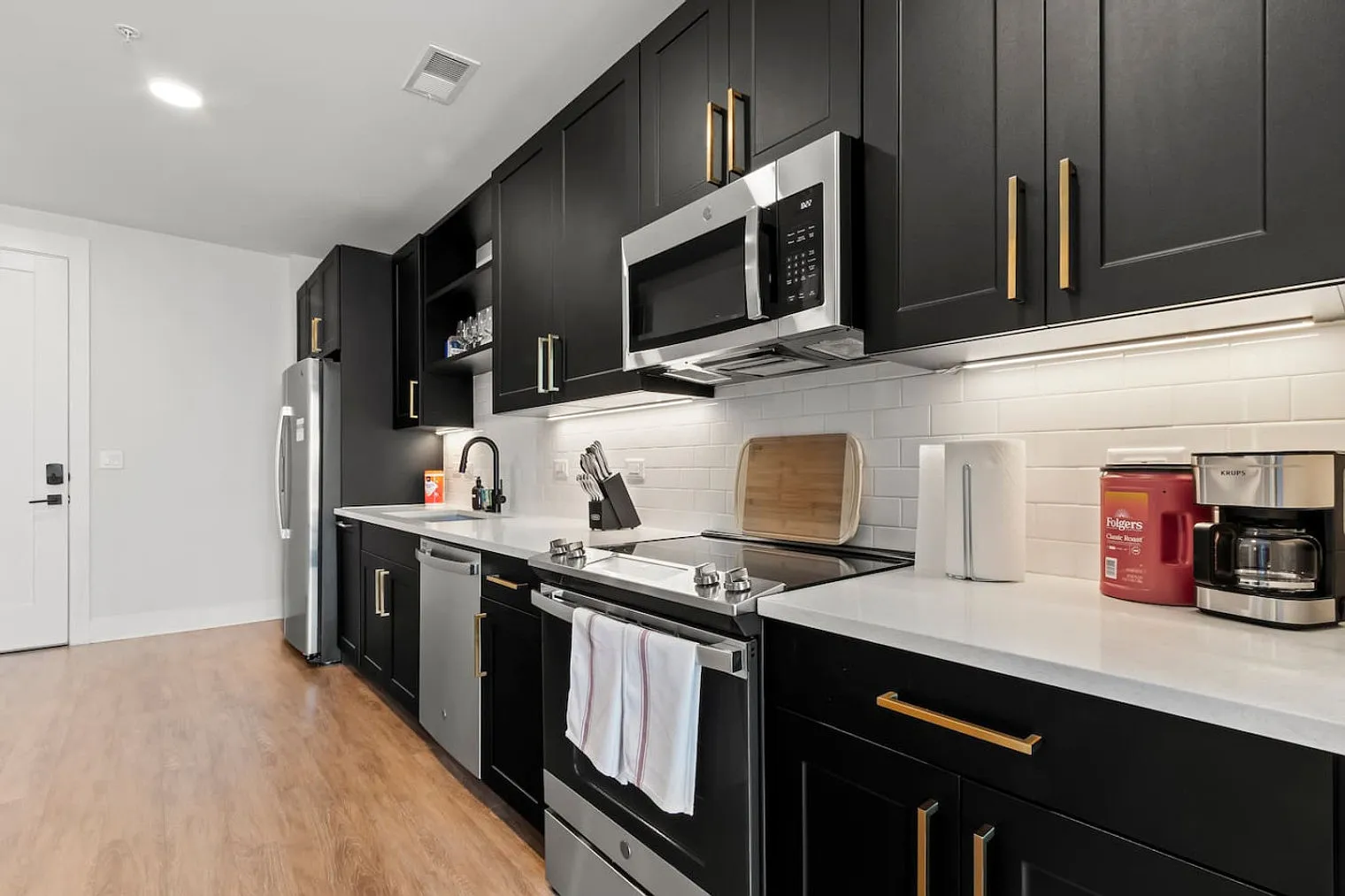 1 bed, 1.0 bath, 753 sqft, $3,958 — Photo 4