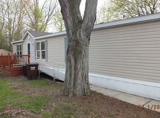 29 Maple Dr, Belleville, MI 48111