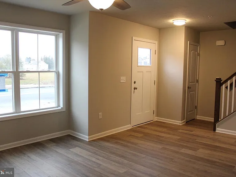 644 N College St — Photo 6