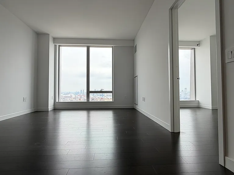 1 Manhattan Sq #57L — Photo 23