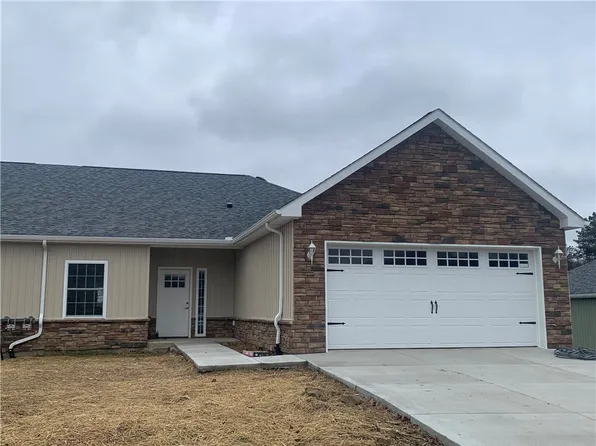 320 Cherokee Dr, Beaver Falls, PA 15010