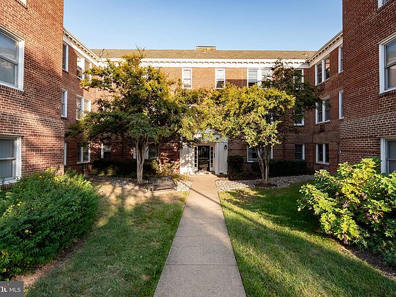 3rd image of 906 S Washington St APT 303