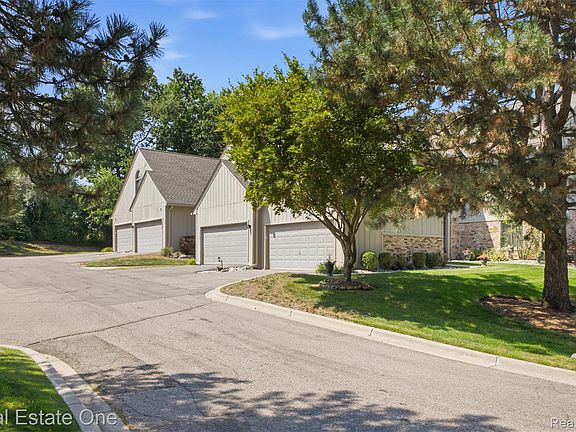 4th image of 29363 Laurel Dr