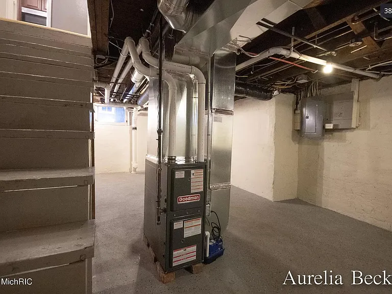 420 Lincoln Ave NW — Photo 30