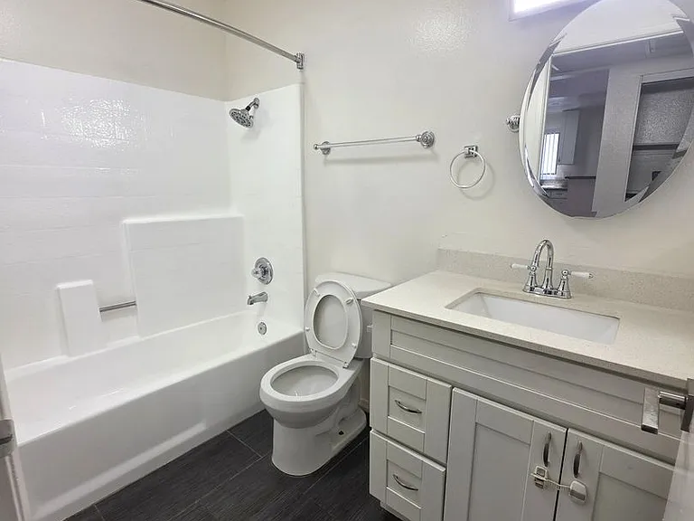 GRAMERCY APTS. — Photo 7
