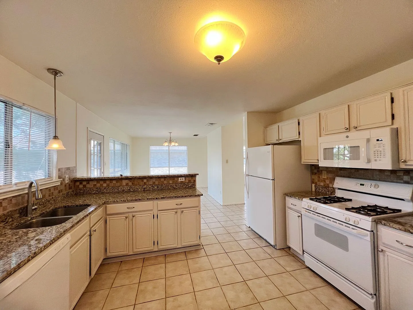 3 bedroom, 2.5 bath home for lease! — Photo 4