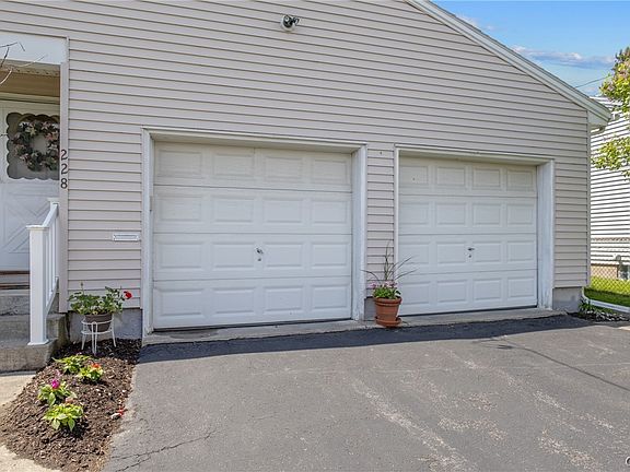 5th image of 228 Marian Dr