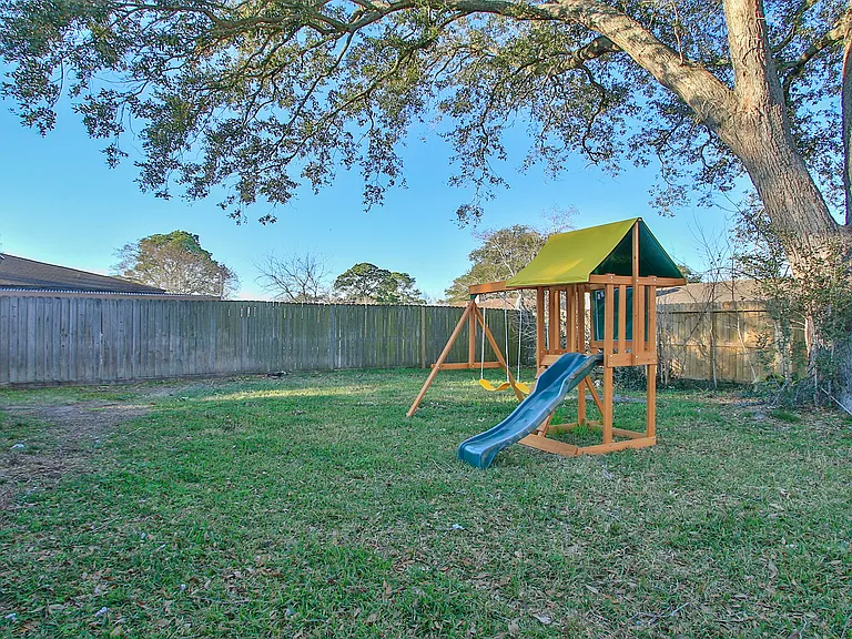 16911 Hibiscus Ln — Photo 35