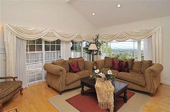 Living room :: 3762 Jefferson Ave