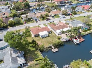 9816 Island Harbor Dr, Port Richey, FL 34668