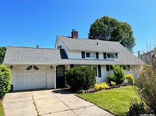 63 Friendly Rd, Hicksville, NY 11801