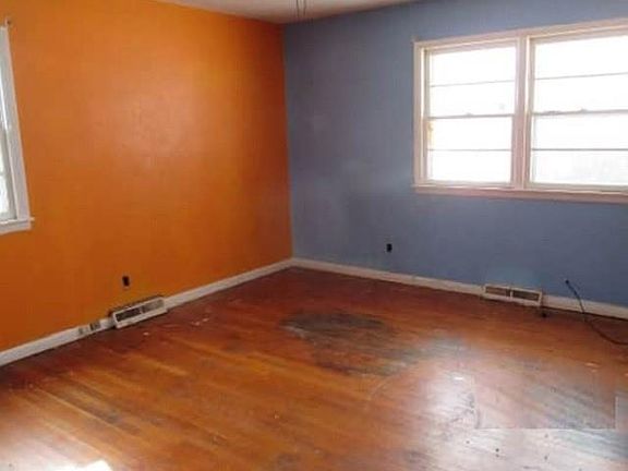 5th image of 1216 Maple Ln