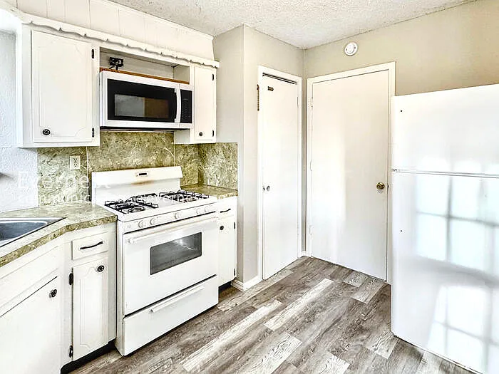1756 S Pine Ave — Photo 4