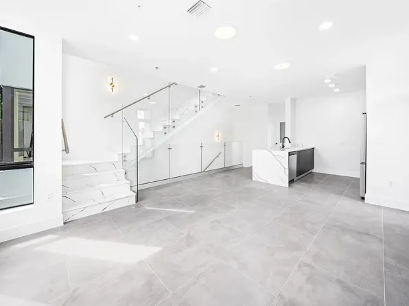 526 SW 2nd St #6, Miami, FL 33130