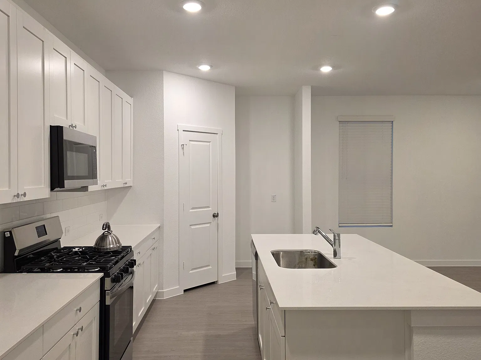 4 bed, 2400 sqft, $2,660 — Photo 4