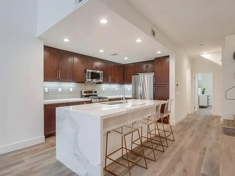 65 Waldorf — Photo 16