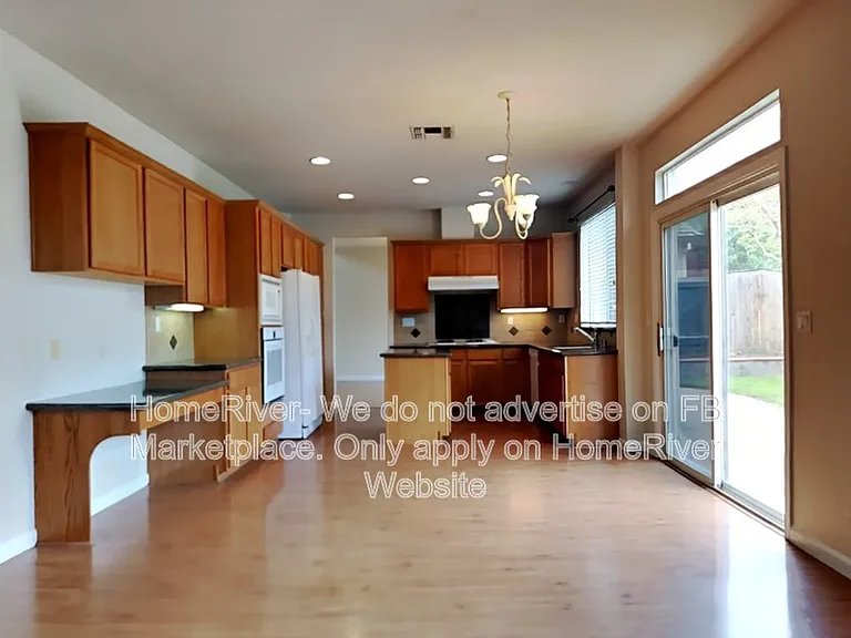 1069 Huntly Dr — Photo 10