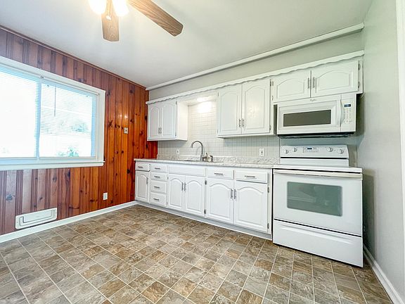 3rd image of 405 Hawthorne St