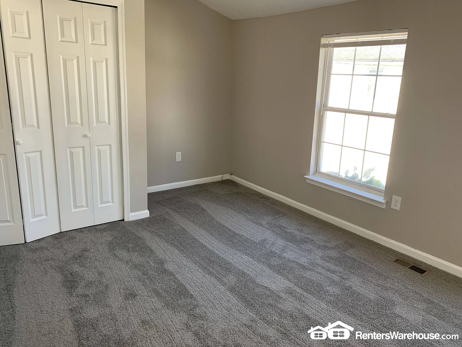 Available Now - Updated 2 Bedroom 1. 5 Bath Townhome. Walking Distance To Downtown — Photo 4