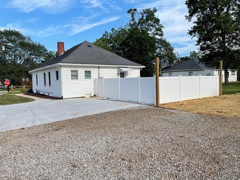 313 N Maple St — Photo 12