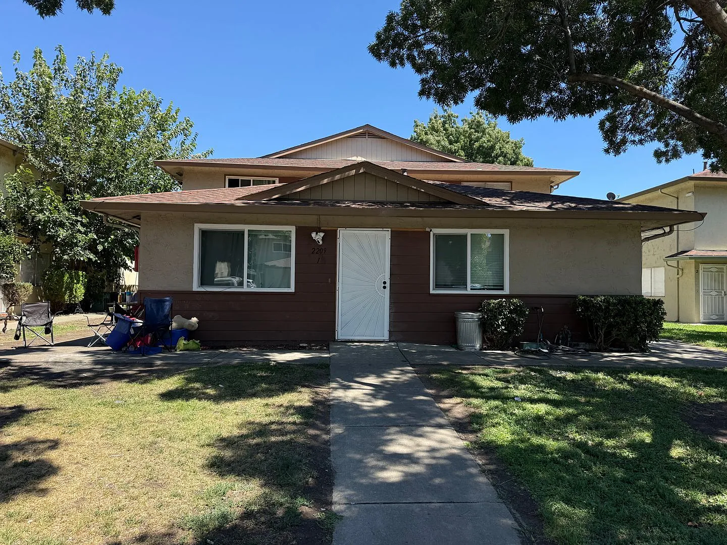 Vacant 3 bed/1 bath unit.. clean and ready for move in — Photo 1
