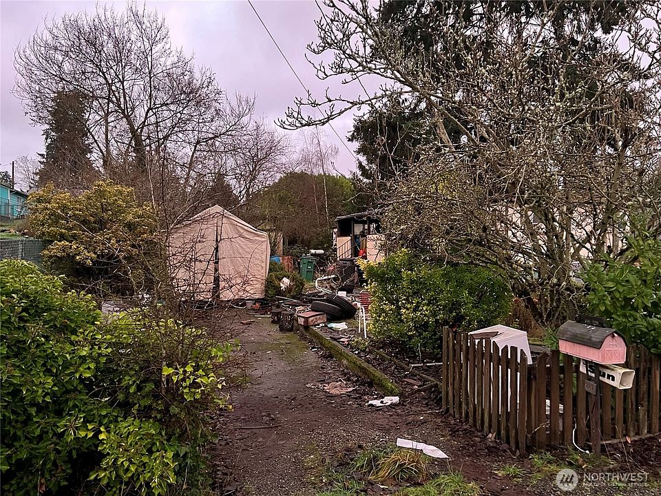 2nd image of 2530 NE Helm Street