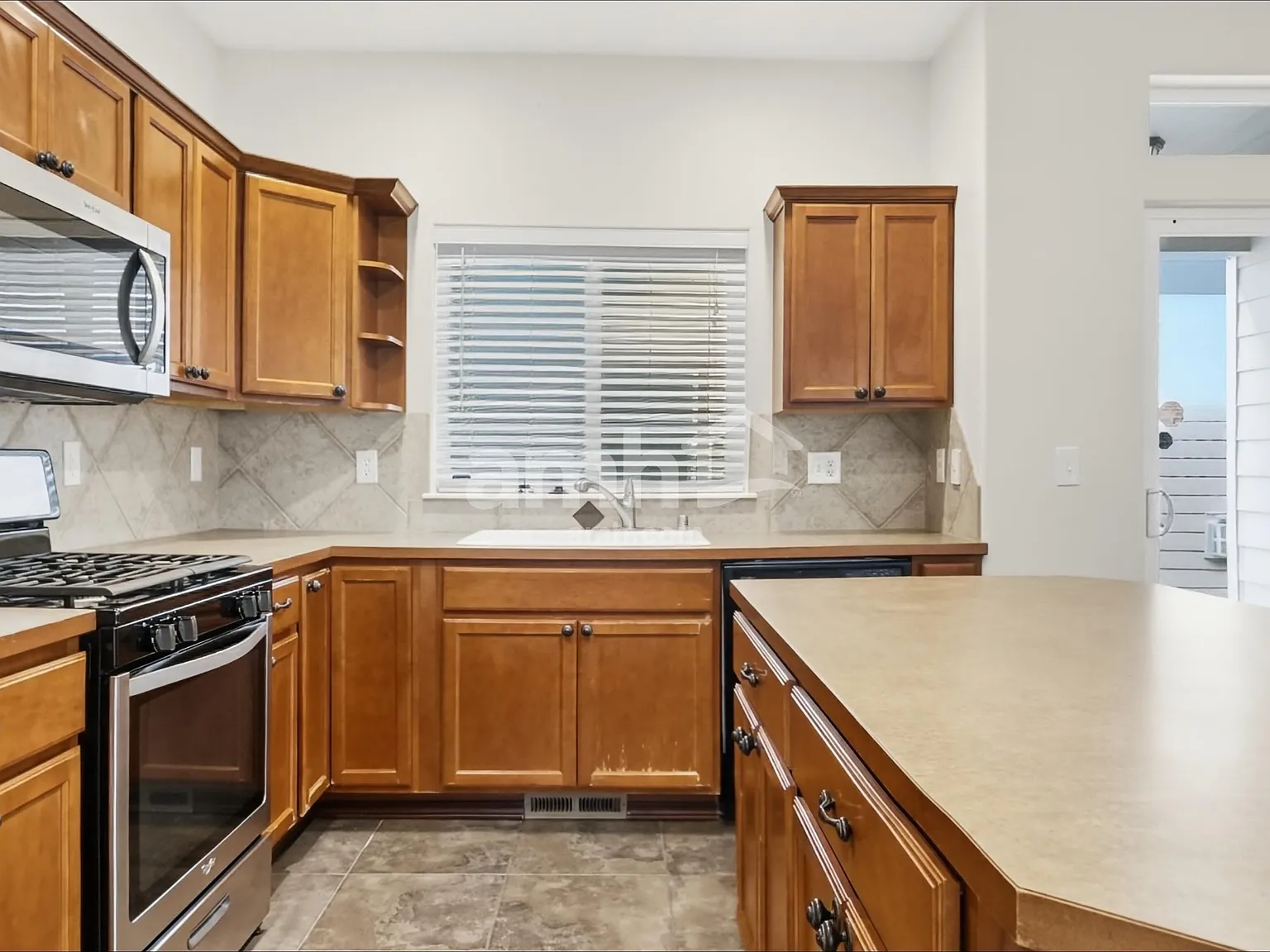 3 bed, 2.5 bath, 2017 sqft, $2,885 — Photo 4
