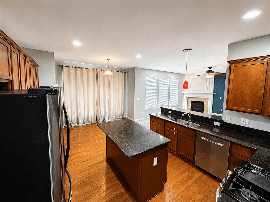 4 bed, 3.5 bath, 2900 sqft, $3,700 — Photo 3
