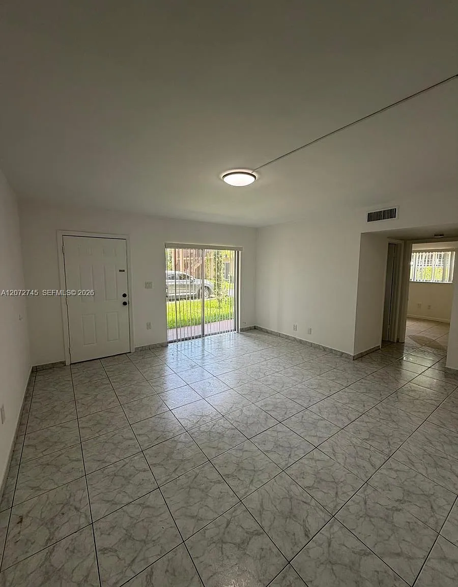 Le Mirage Condo — Photo 2
