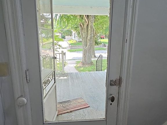 5th image of 1024 E Burlington St #1/2