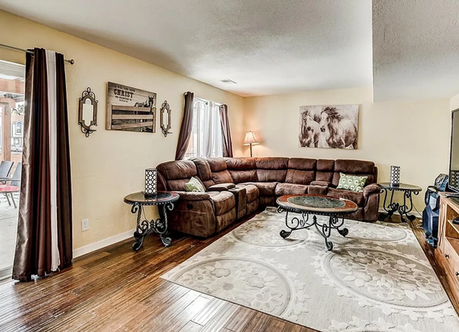 Huge room in a large shared home, private bathroom, great neighborhood, friendly roommates! — Photo 2