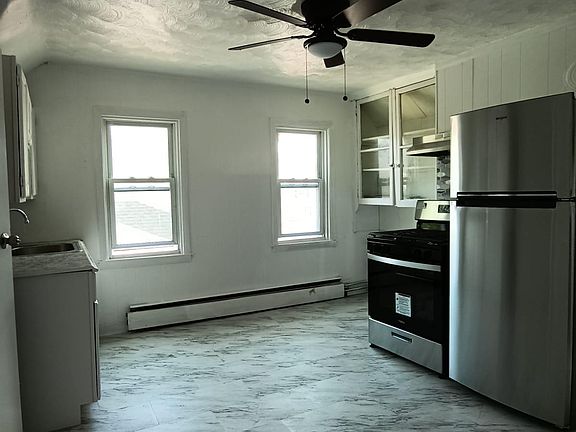3rd image of 123 Yorkshire St Floor 2