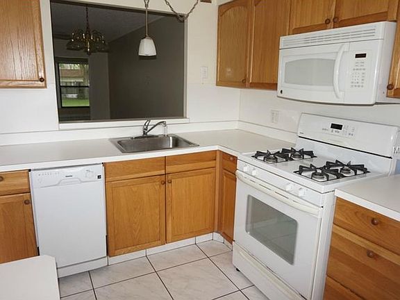3rd image of 2975 Feather Dr