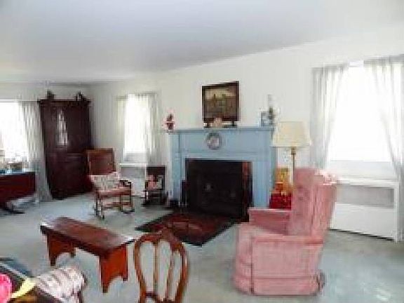 LIVING ROOM W/FIREPLACE