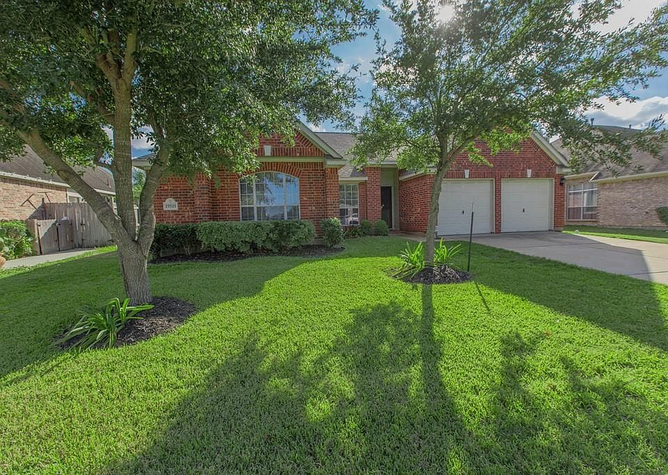 1st image of 19515 Glen Landing Dr
