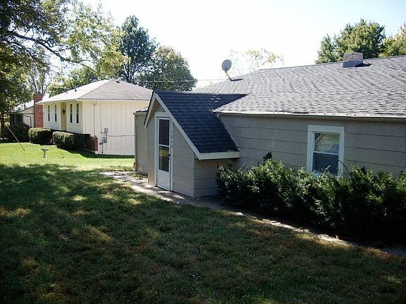 4th image of 5840 Wallace Ave