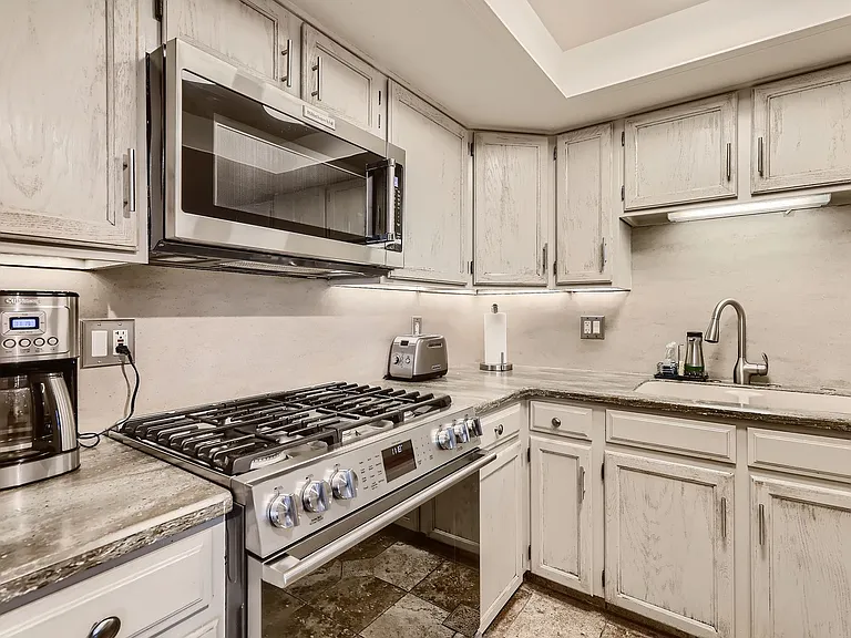 3833 Paseo Del Prado — Photo 6