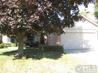 18239 Red Oaks Dr, Macomb, MI 48044