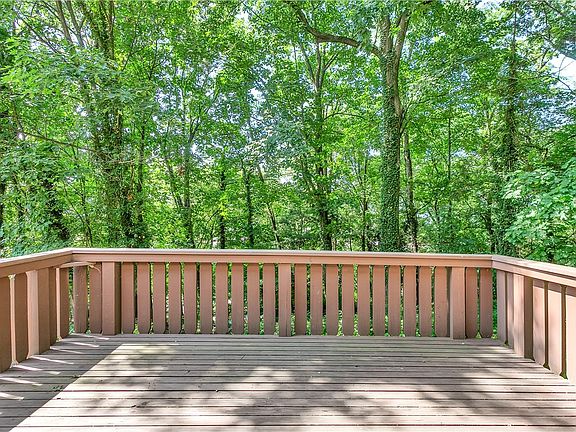 4th image of 185 Woodshire Dr