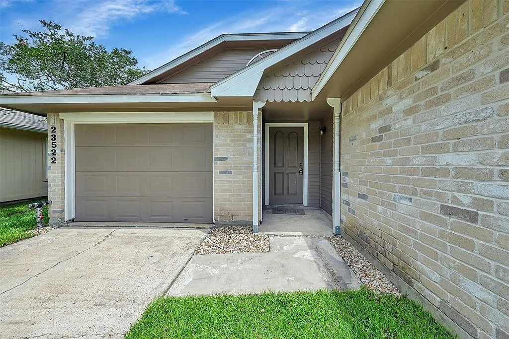 2 bed, 1.0 bath, 904 sqft, $1,475 — Photo 2