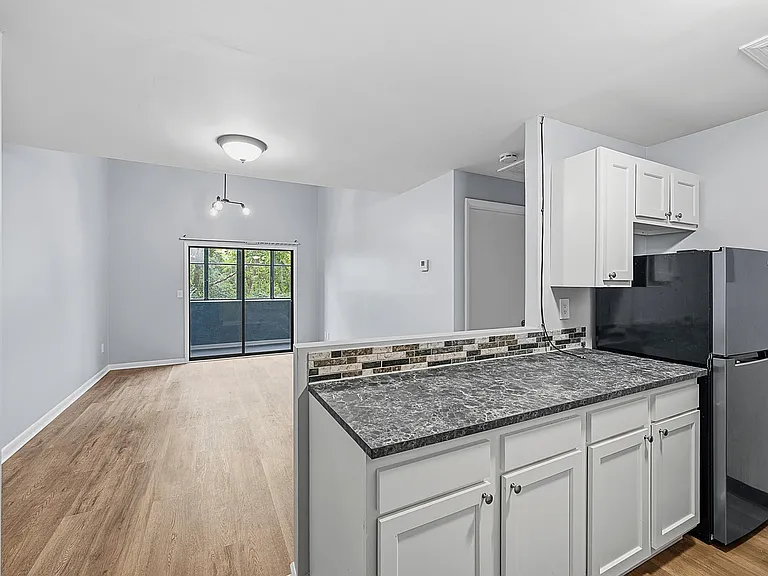 Parkway Apartments — Photo 11