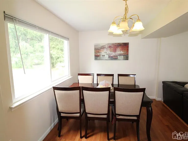 47 Linden Ln — Photo 6