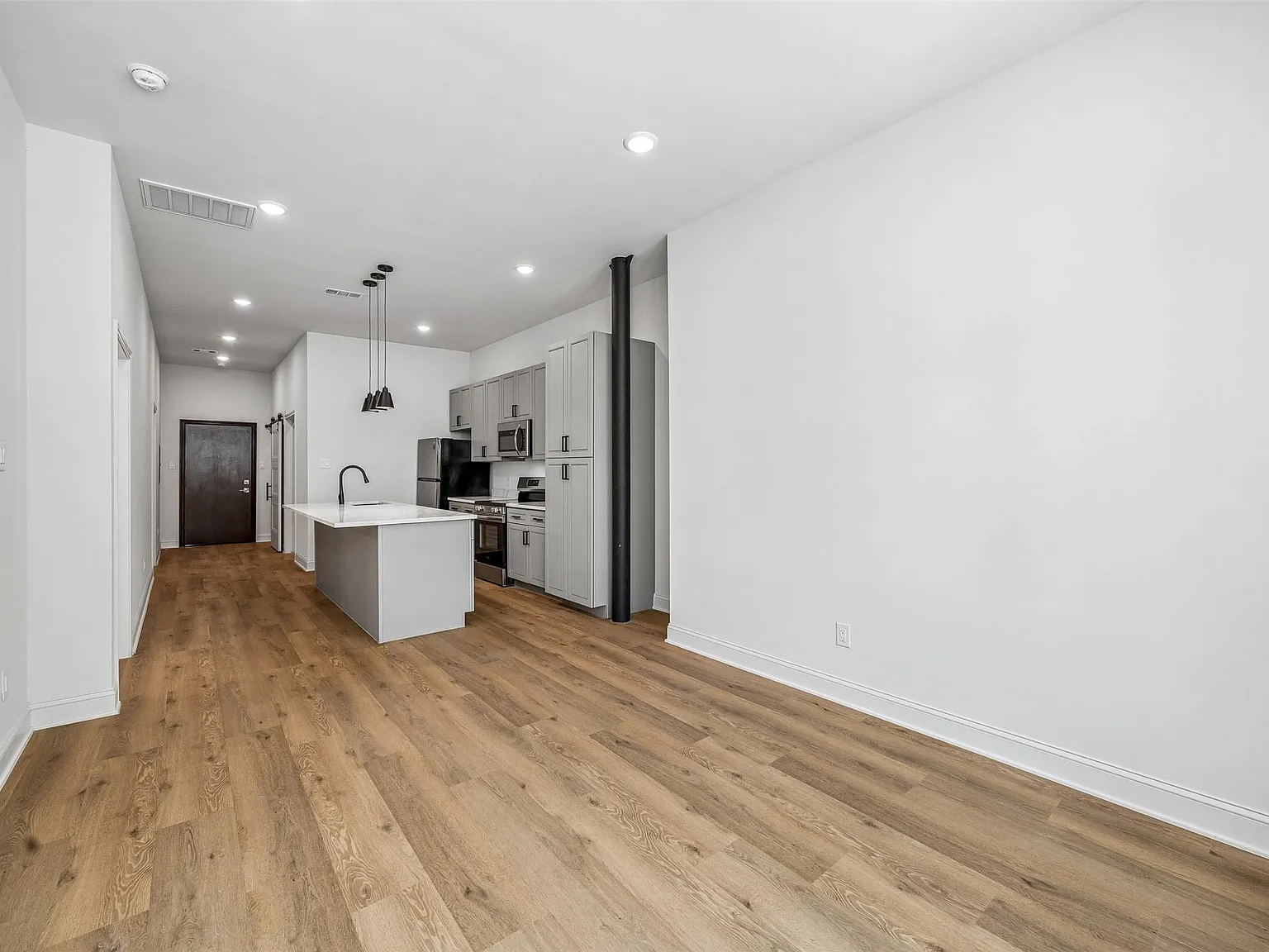 1 bed, 2.0 bath, 944 sqft, $1,995 — Photo 2
