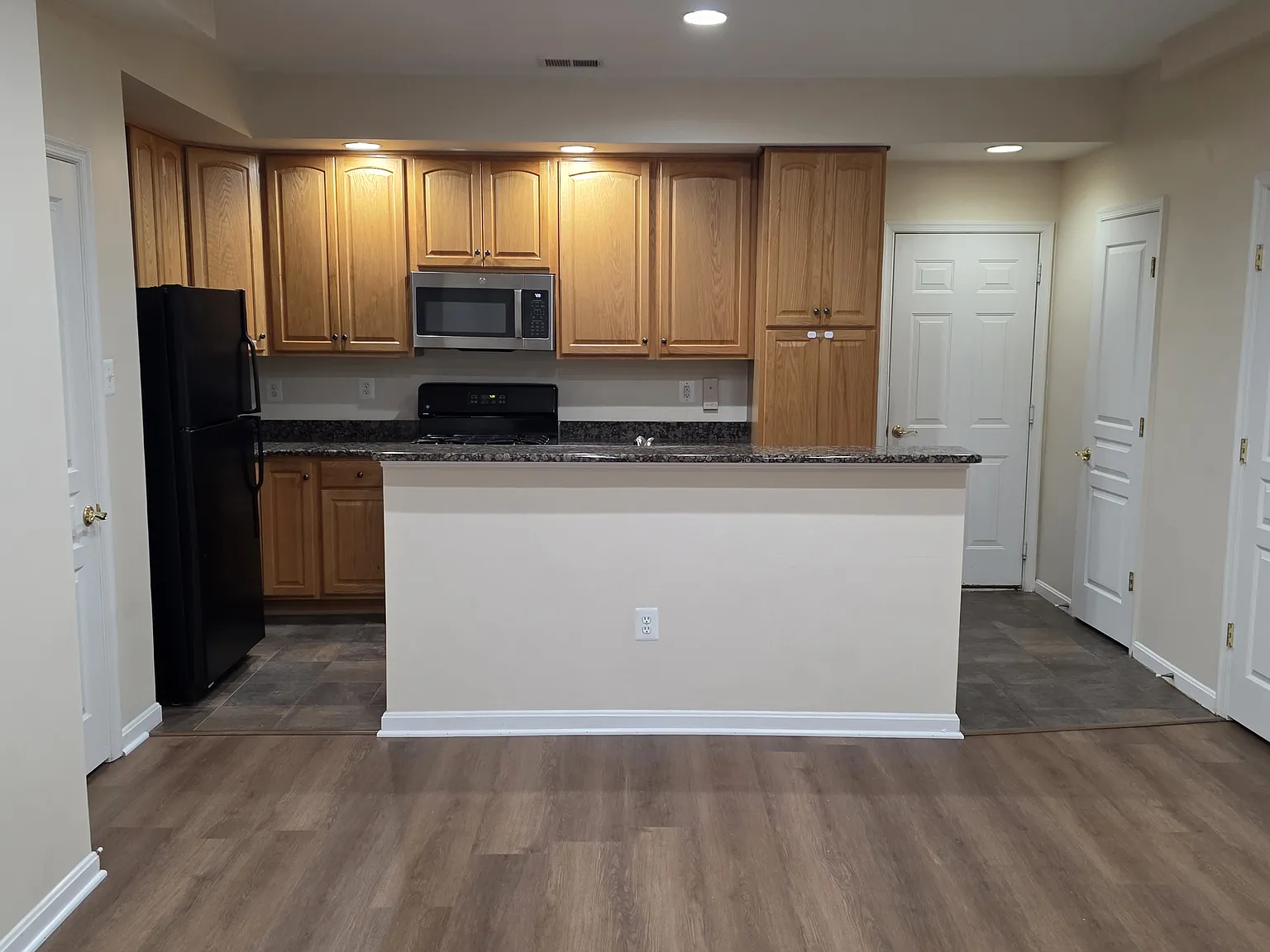 3 bed, 2.5 bath, 1800 sqft, $2,500 — Photo 2