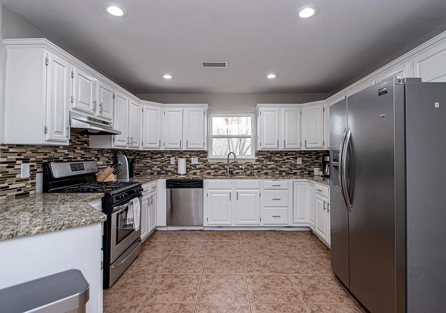Spacious 4-Bedroom Home in West Little Rock Near Starbucks & The Athletic Club — Photo 2