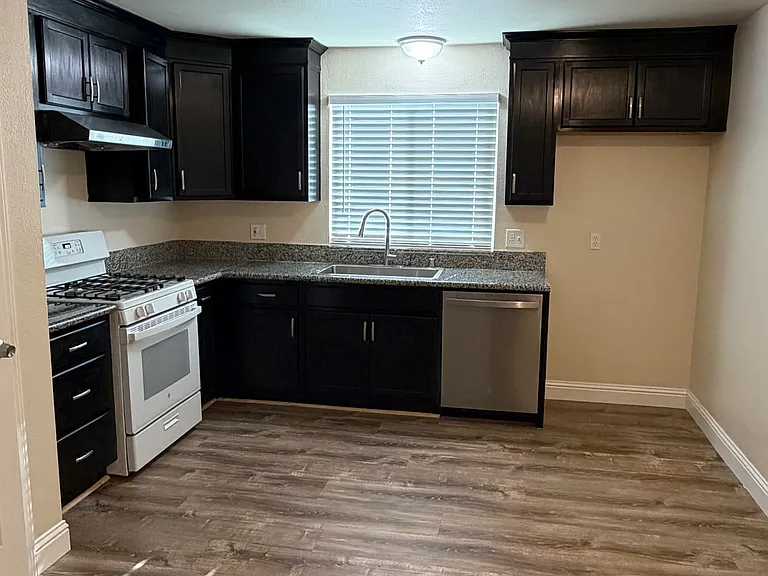 853 Rancho Way — Photo 3