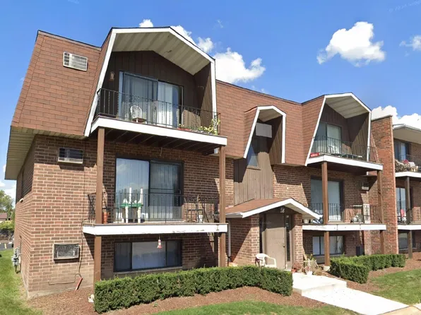 38 W 65th St #1, Westmont, IL 60559