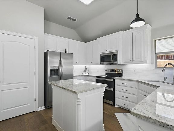 4th image of 120 Castle Pines Dr
